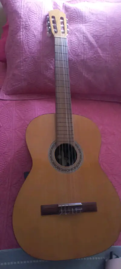 Guitarra clásica de madera en buen estado - miniatura 1