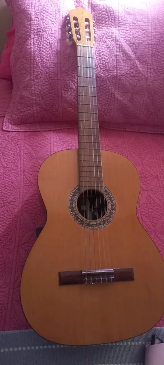 Guitarra clásica de madera en buen estado - 2