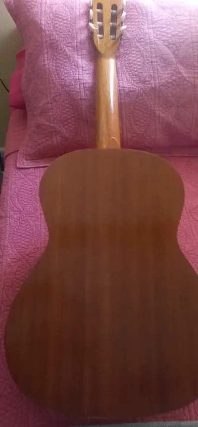 Guitarra clásica de madera en buen estado - miniatura 3