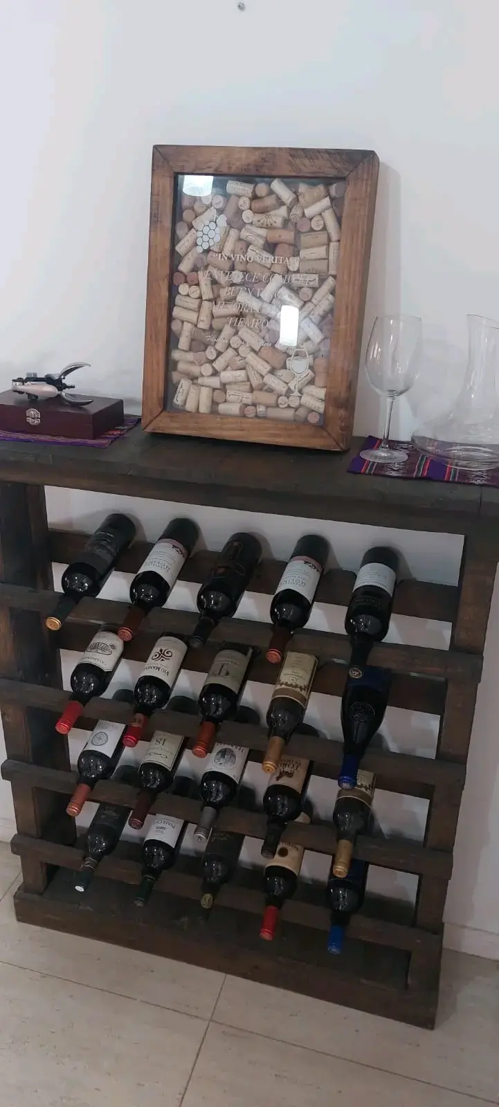 ELEGANTE CAVA RÚSTICA, CAPACIDAD 20 BOTELLAS - 1