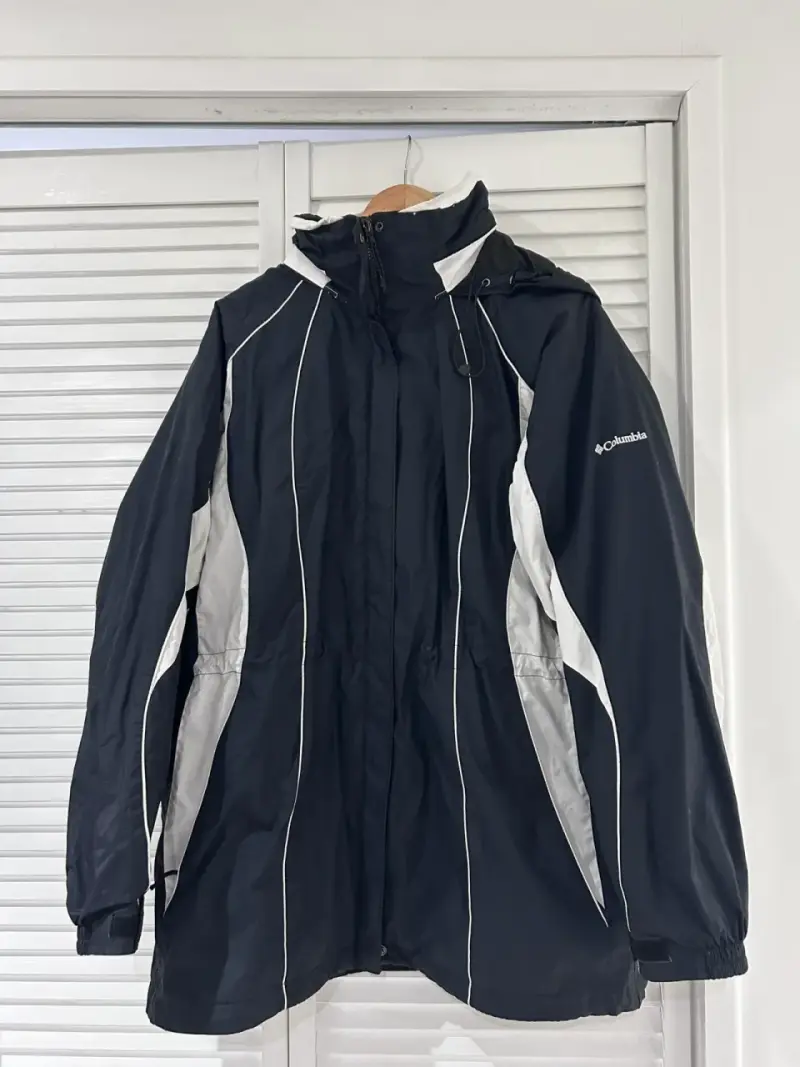 Chaqueta impermeable Columbia negra y blanca - 2