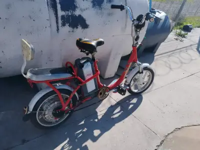 Bicicleta eléctrica plegable roja con batería - miniatura 1