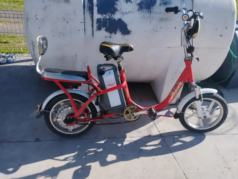Bicicleta eléctrica plegable roja con batería - 2