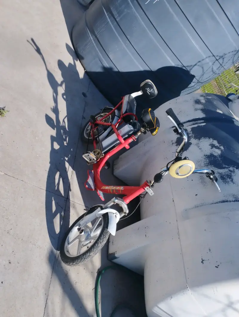 Bicicleta eléctrica plegable roja con batería - 3