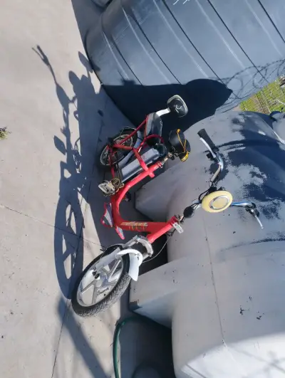 Bicicleta eléctrica plegable roja con batería - miniatura 3