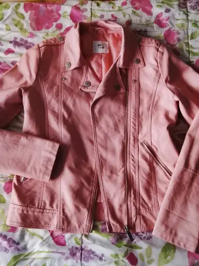 Chaqueta de cuero rosada y otras prendas - miniatura 1
