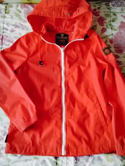 Chaqueta de cuero rosada y otras prendas - miniatura 4