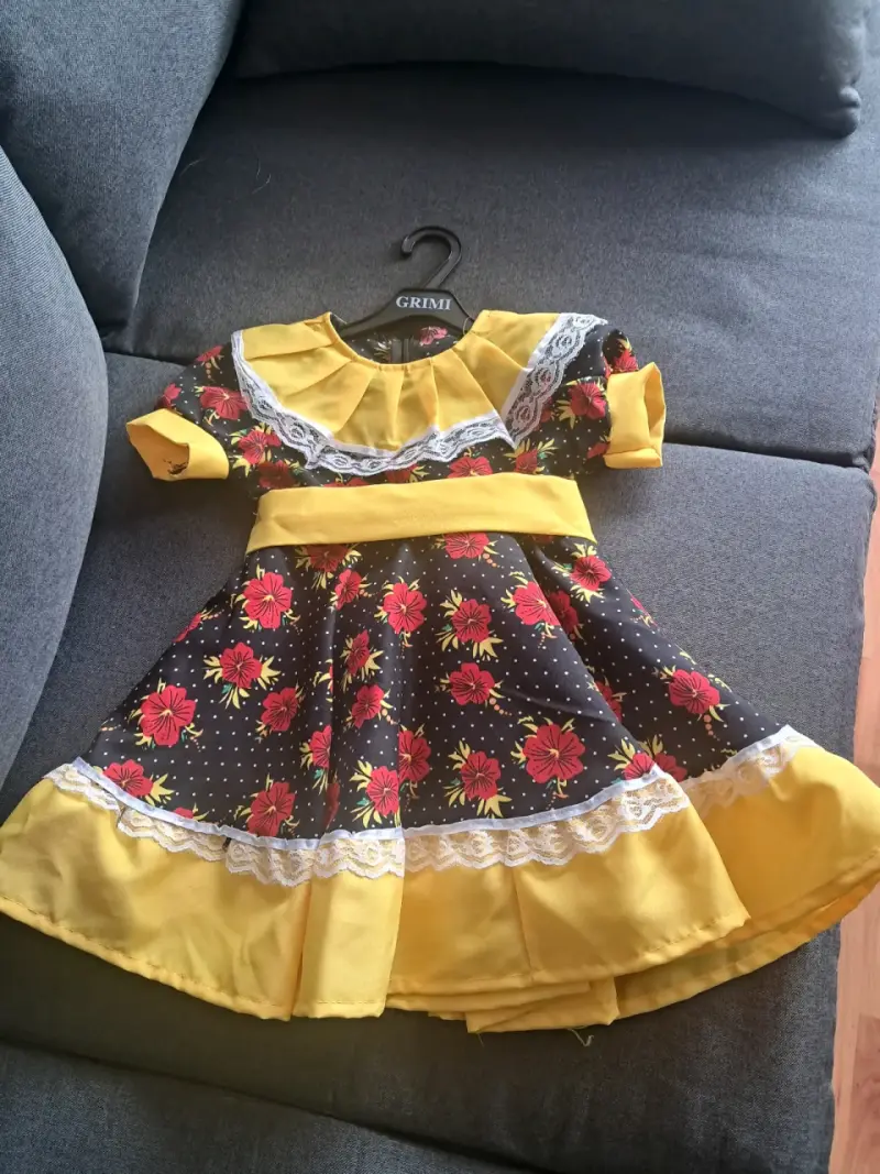 Vestido infantil floral con detalles amarillos