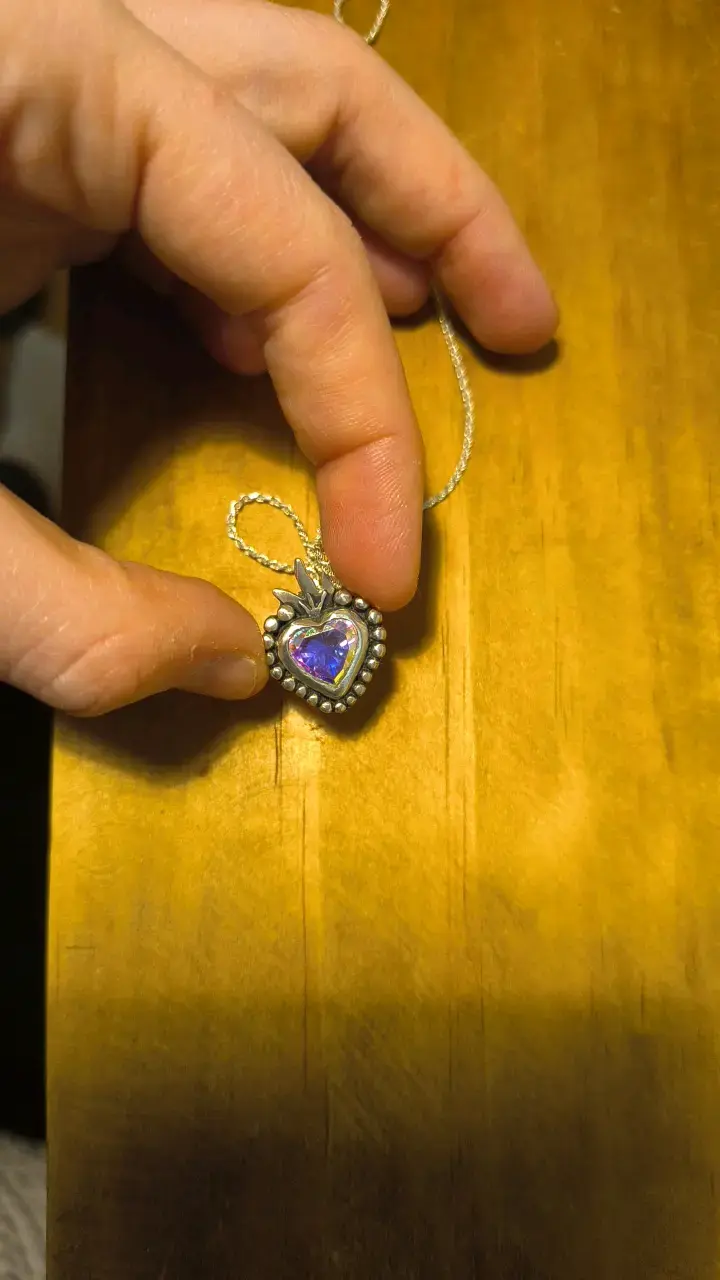 Collar con dije de corazón morado - 3