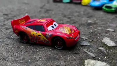 Figura Cars Rayo McQueen - miniatura 1