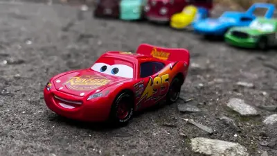 Figura Cars Rayo McQueen - miniatura 2