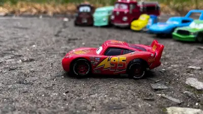 Figura Cars Rayo McQueen - miniatura 4