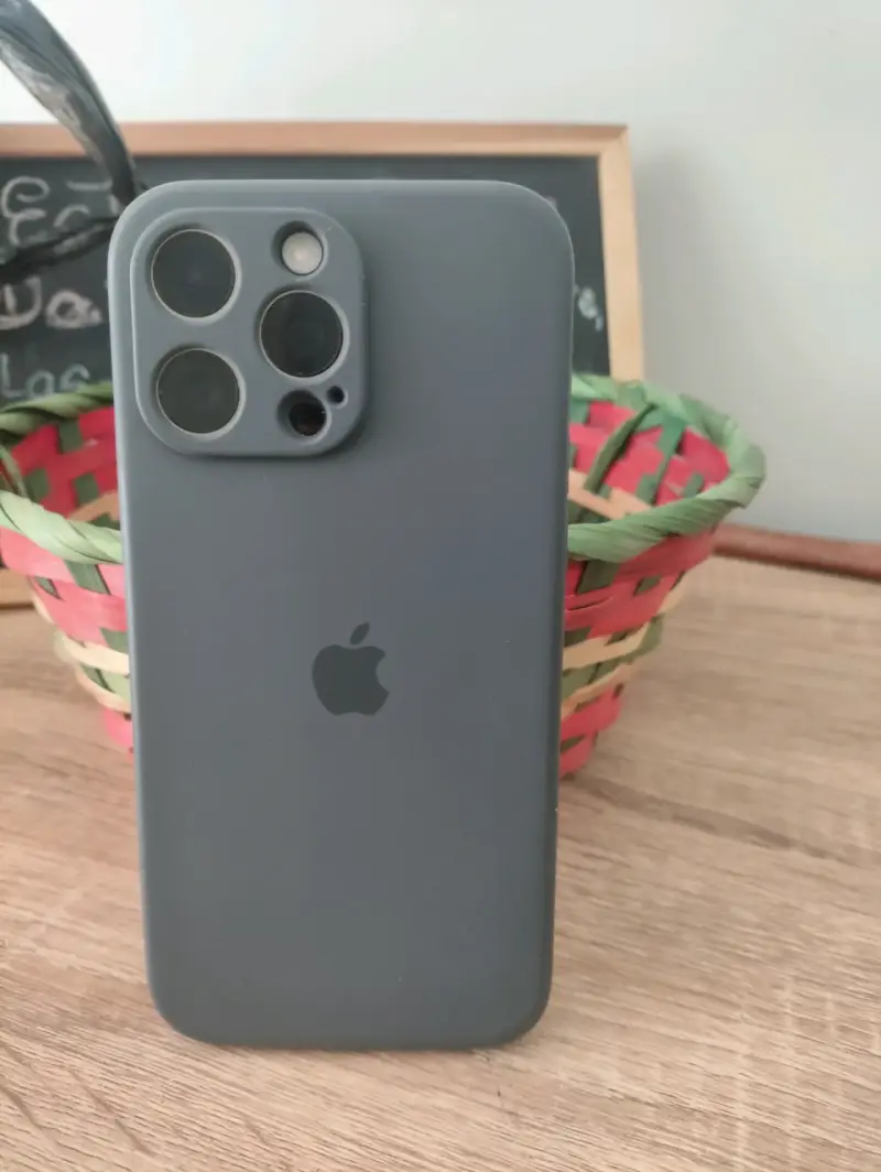iPhone 15 Promax 256 GB con funda gris - 3
