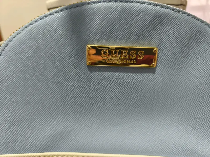 Cartera Guess azul con cadena dorada - 1
