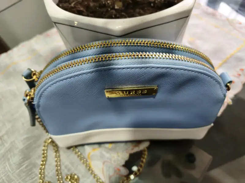 Cartera Guess azul con cadena dorada - 3