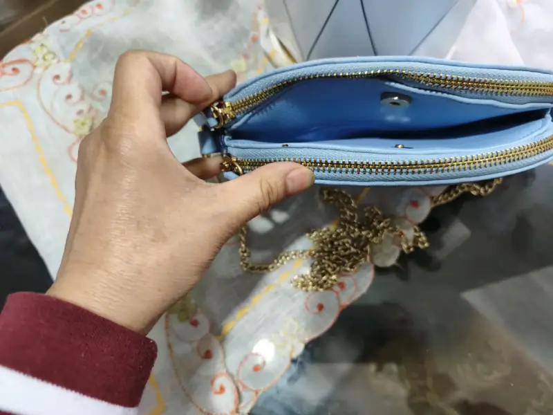 Cartera Guess azul con cadena dorada - 4