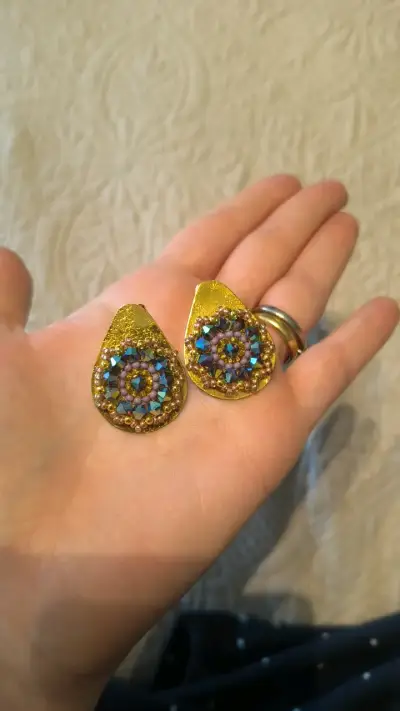 Aros dorados con cristales brillantes - miniatura 1