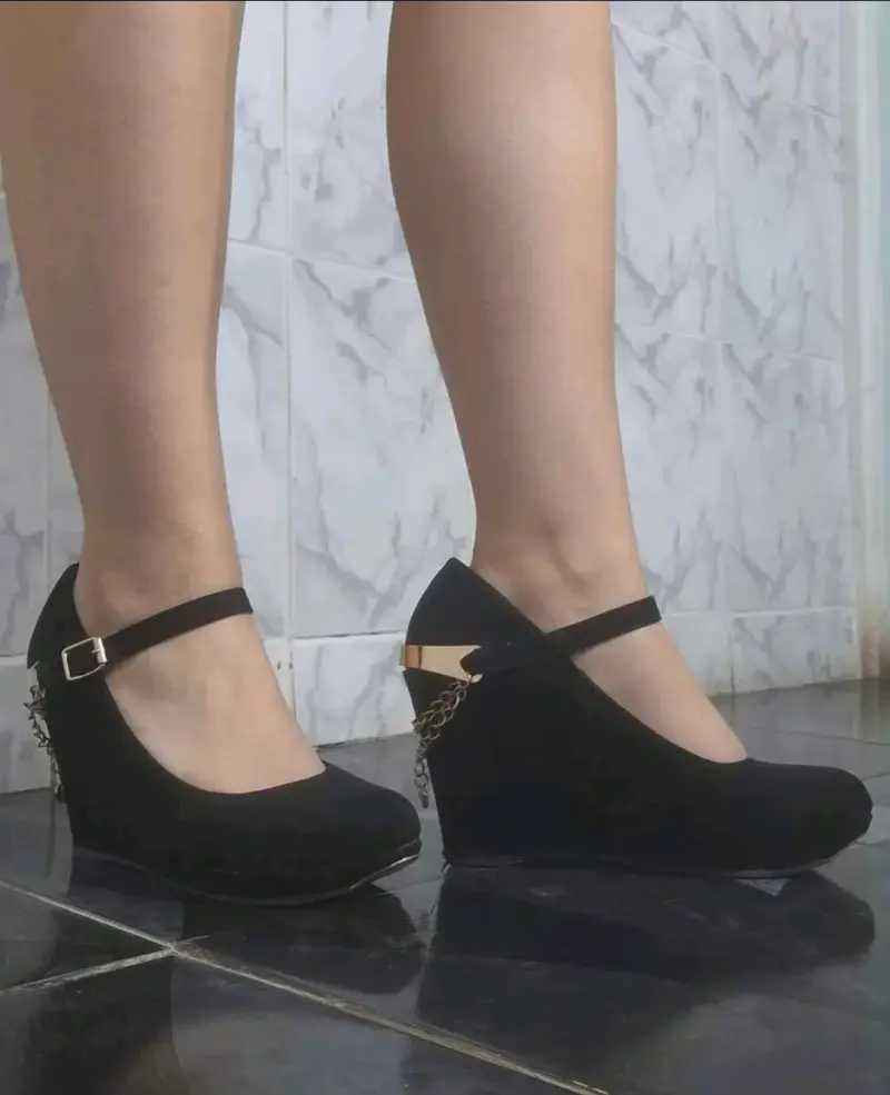 Zapatos de tacón negro con plataforma y cadena - 1