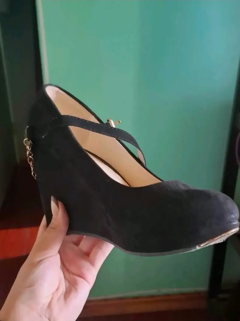 Zapatos de tacón negro con plataforma y cadena - 3