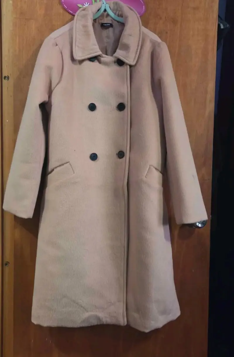 Abrigo largo beige con botones - 1