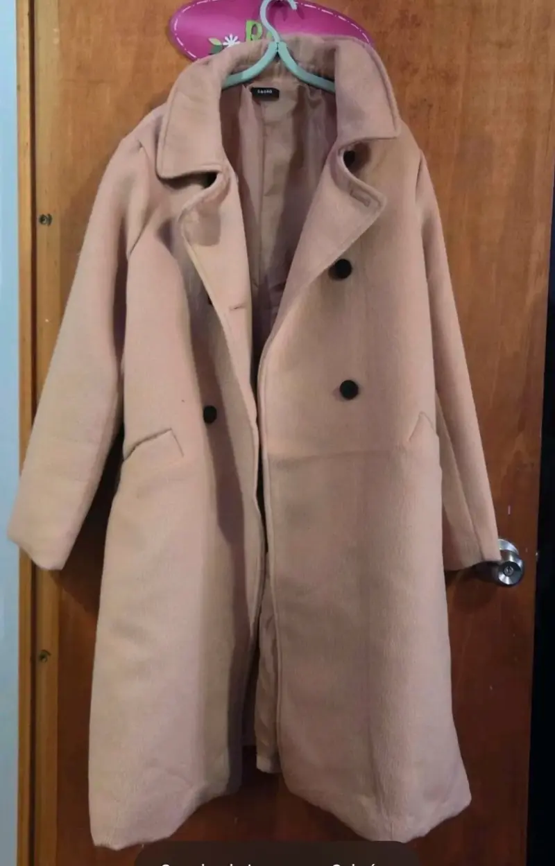 Abrigo largo beige con botones - 2