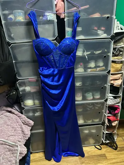 Vestido de noche azul con encaje y corsé - miniatura 1