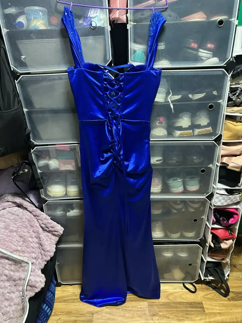 Vestido de noche azul con encaje y corsé - 2
