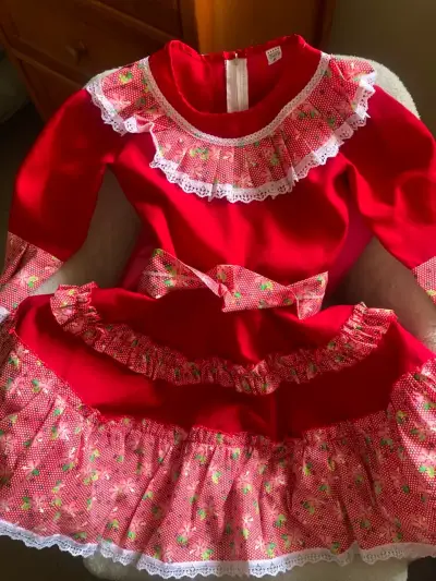 Vestido de niña rojo con volantes y encaje - miniatura 1