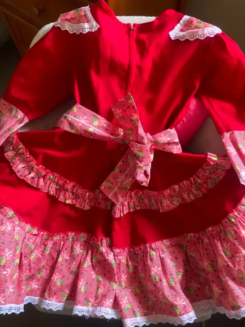 Vestido de niña rojo con volantes y encaje - 2