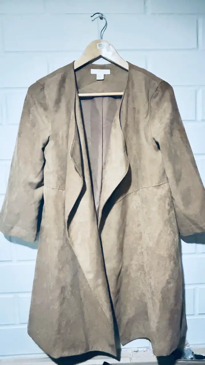 Abrigo de mujer beige elegante