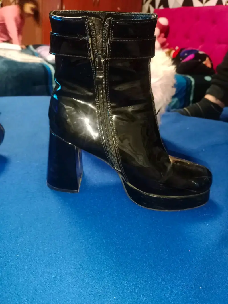 Botines de charol negro con tacón alto - 2