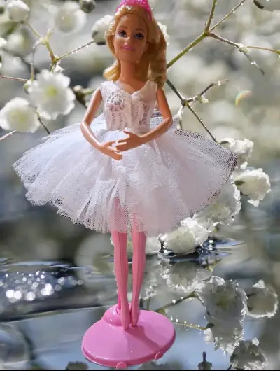 Muñeca de moda con vestidos elegantes - miniatura 1