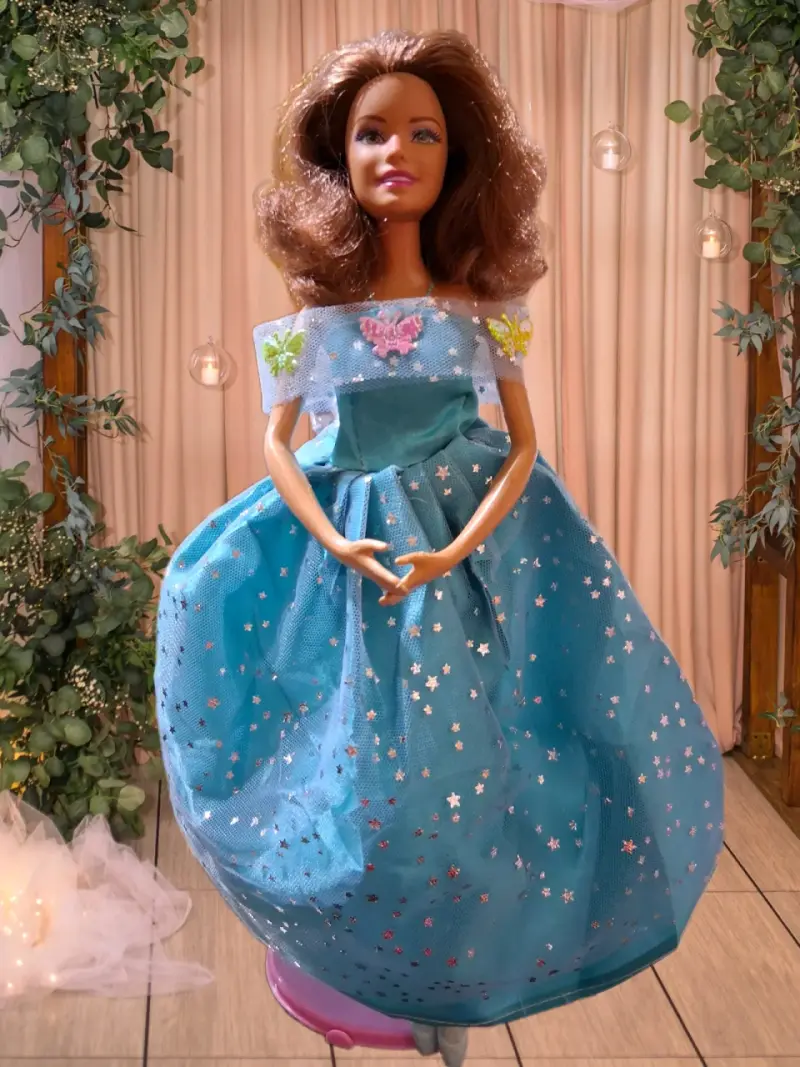 Muñeca de moda con vestidos elegantes - 4