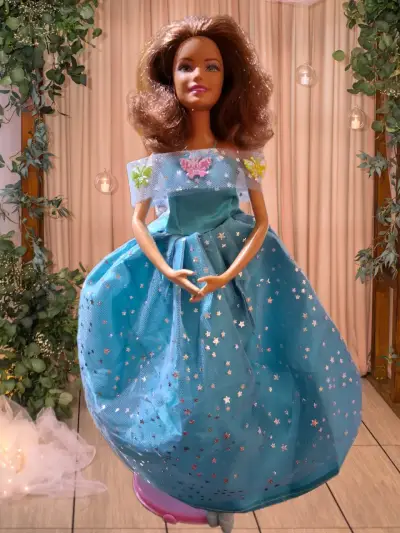 Muñeca de moda con vestidos elegantes - miniatura 4