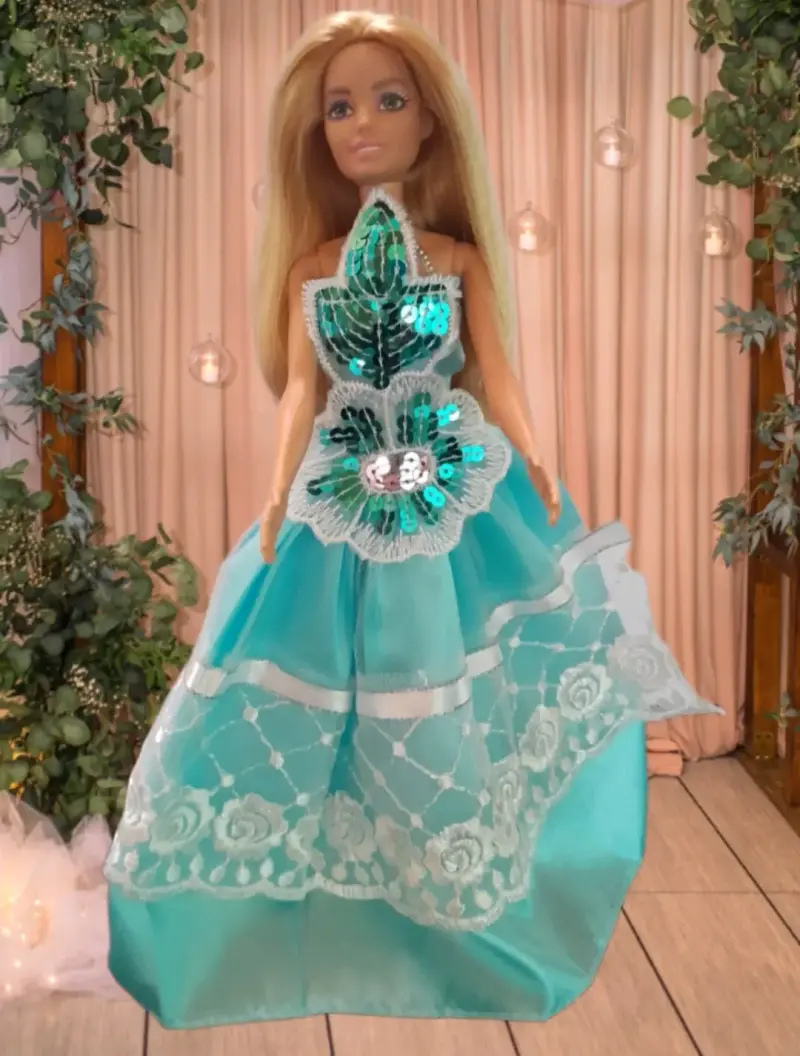 Muñeca de moda con vestidos elegantes - 6