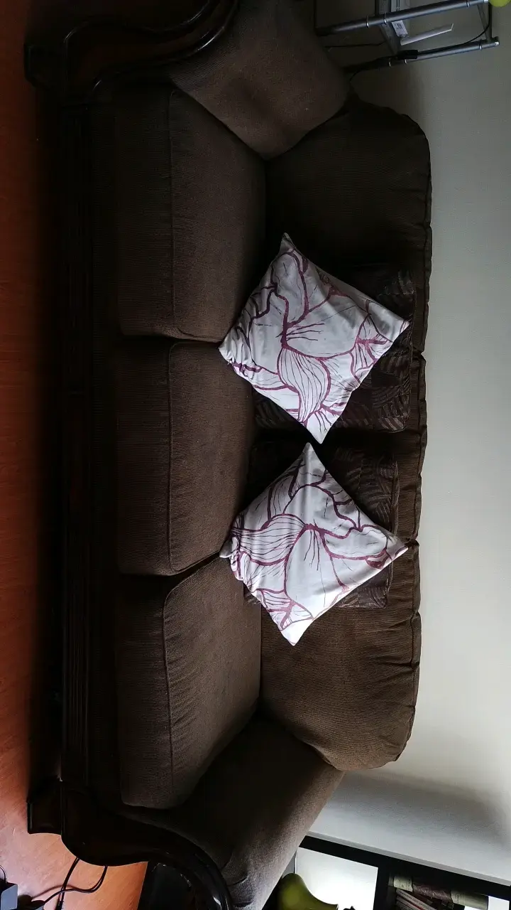 Sofá de tela marrón con cojines decorativos - 1