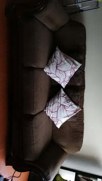Sofá de tela marrón con cojines decorativos - miniatura 1
