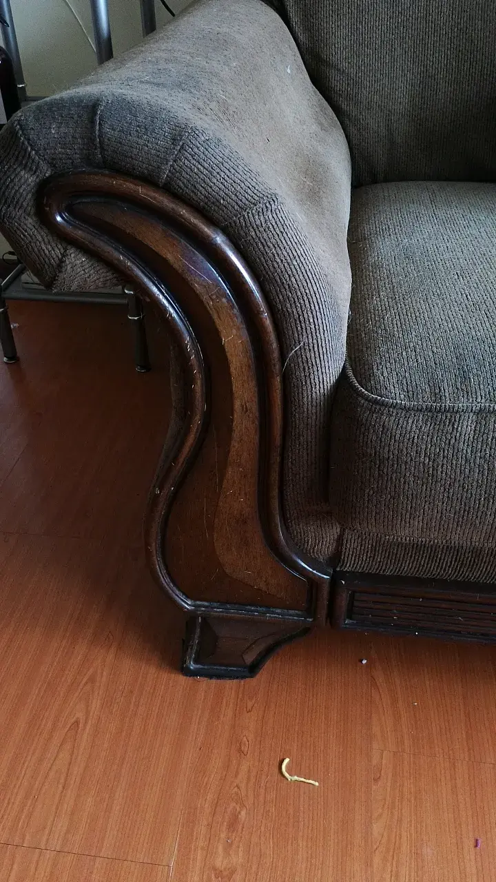 Sofá de tela marrón con cojines decorativos - 2