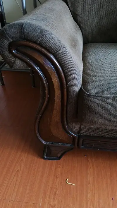 Sofá de tela marrón con cojines decorativos - miniatura 2