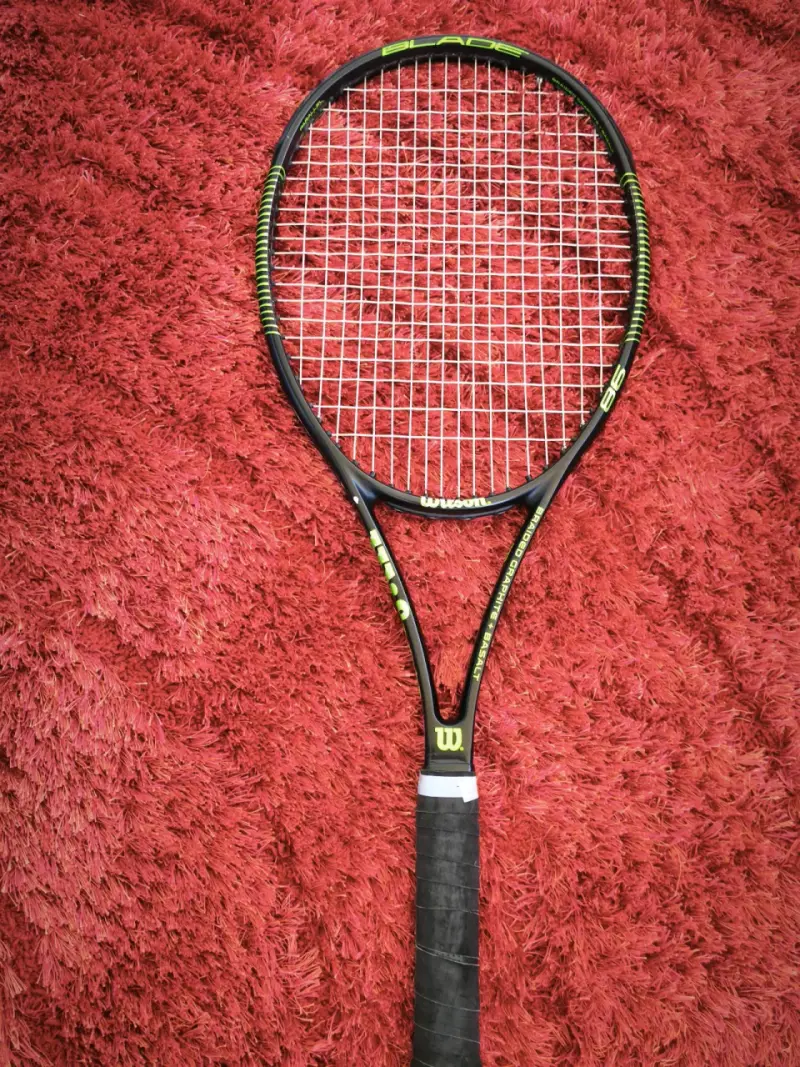 Raqueta de tenis Wilson Blade 98 en buen estado - 1