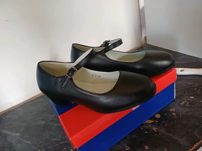 Zapatos de charol negro para niña con correa