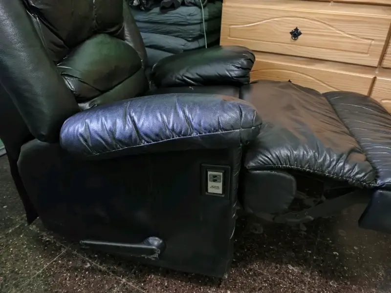 Sillón reclinable de cuero negro en buen estado - 2