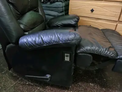 Sillón reclinable de cuero negro en buen estado - miniatura 2