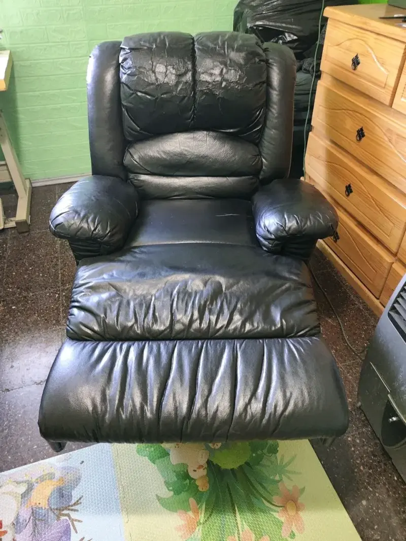 Sillón reclinable de cuero negro en buen estado - 3