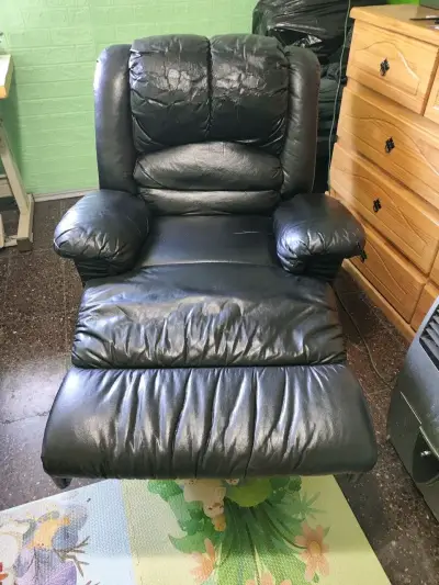 Sillón reclinable de cuero negro en buen estado - miniatura 3
