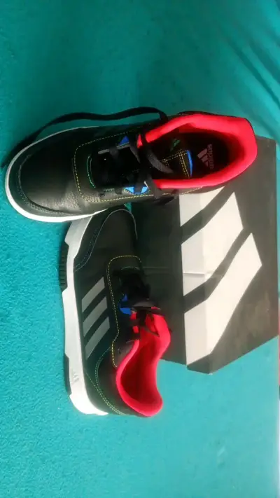 Zapatillas deportivas negras con detalles rojos para niños - miniatura 1