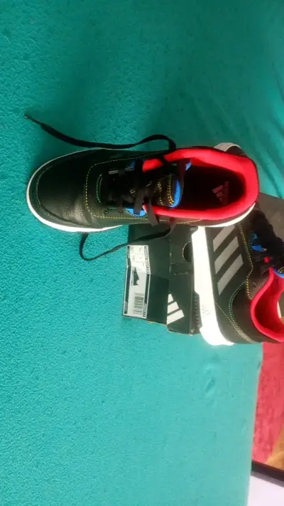 Zapatillas deportivas negras con detalles rojos para niños - miniatura 2