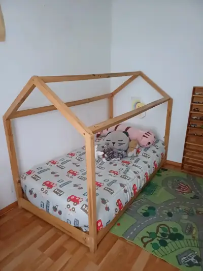 Cama infantil de madera estilo casita - miniatura 1