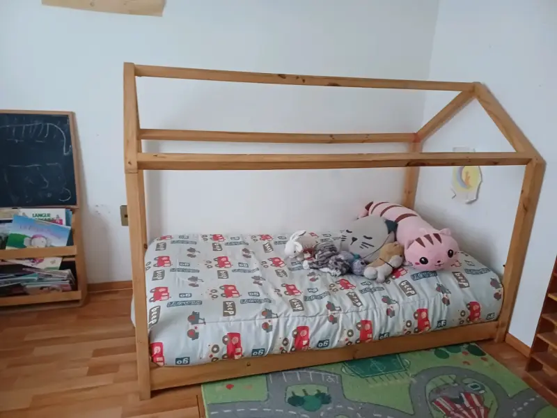 Cama infantil de madera estilo casita - 2