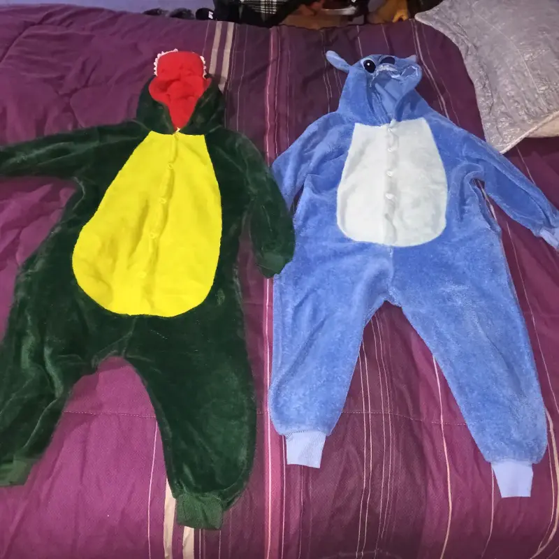Disfraces de dinosaurio y Stitch para niños - 1